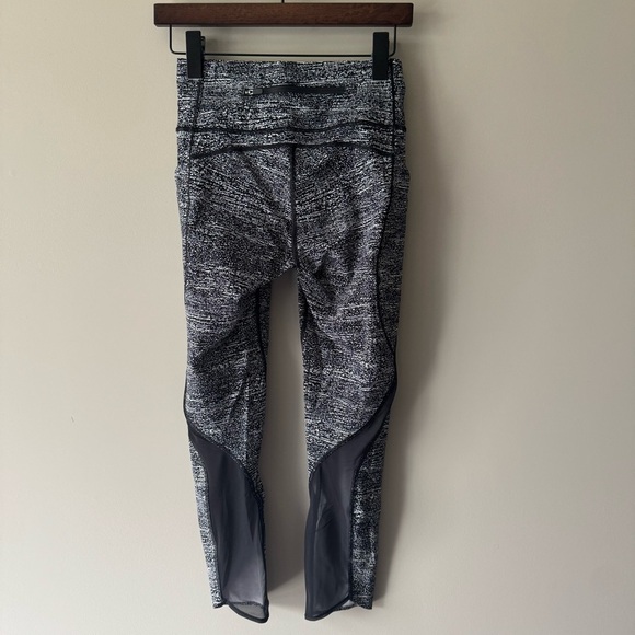 LULULEMON Pace perfect 7/8 Highrise leggings in air time black white Size 6 - Picture 2 of 7